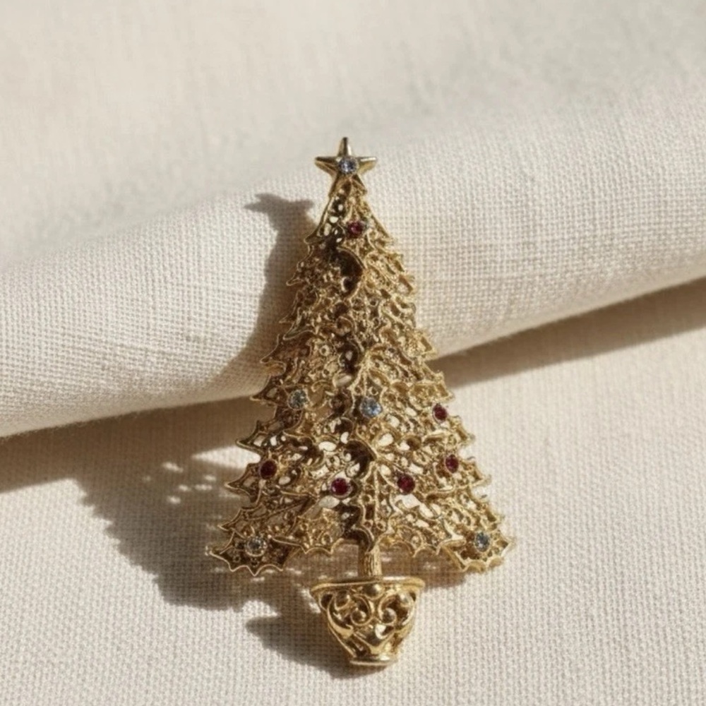 Vintage Tancer ||  Christmas Tree Brooch – Gold Tone Filigree Pin w/ Rhinestones